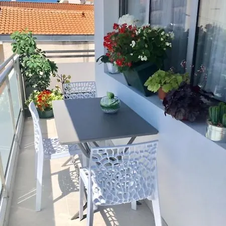 4 Pers. Balcon & Parking - & Commerces Διαμέρισμα *