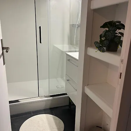 4 Pers. Balcon & Parking - & Commerces Appartamento *