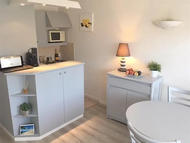 4 Pers. Balcon & Parking - & Commerces Apartment